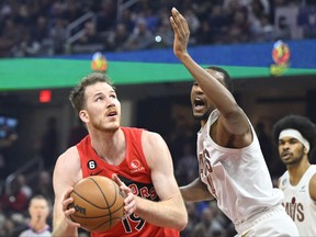 26 février 2023 ;  Cleveland, Ohio, États-Unis ;  Le centre des Raptors de Toronto Jakob Poeltl (19 ans) regarde le panier à côté de l'attaquant des Cleveland Cavaliers Evan Mobley (4) au premier quart au Rocket Mortgage FieldHouse.  Crédit obligatoire : David Richard-USA TODAY Sports