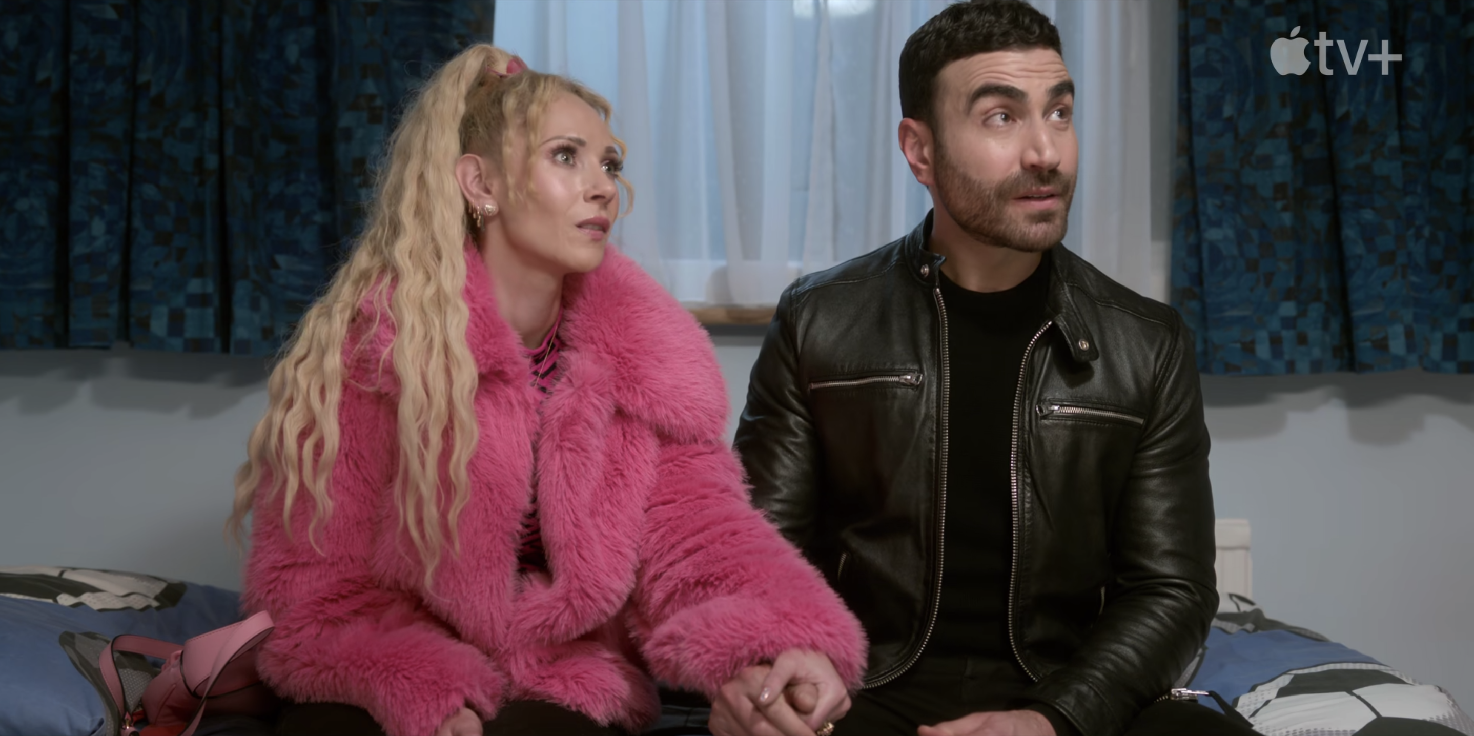 (De gauche à droite) Juno Temple dans le rôle de Keeley Jones et Brett Goldstein dans le rôle de Roy Kent dans la bande-annonce de la saison 3 de Ted Lasso