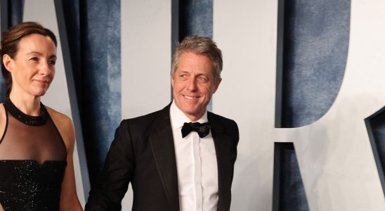 Regardez Hugh Grant rouler des yeux tout en étant interviewé sur le tapis rouge des Oscars