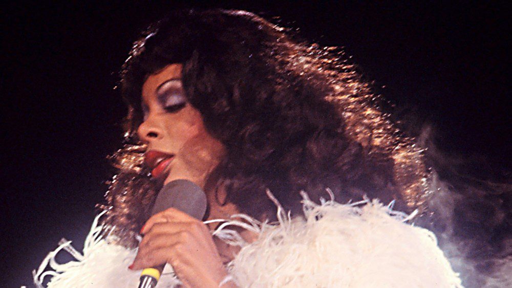  Revue « Love to Love You, Donna Summer » : Un portrait de la reine du disco utilise des images d'archives pour regarder derrière son masque Revue « Love to Love You, Donna Summer » : Un portrait de la reine du disco utilise des images d'archives pour regarder derrière Her Mask Review à SXSW (Première américaine), 13 mars 2023. Durée : 107 MIN.  Les plus populaires doivent être lus Inscrivez-vous aux bulletins d'information sur les variétés Plus de nos marques
	
	
