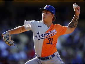 Ricky Tiedemann de la Ligue américaine lance lors du match SiriusXM All-Star Futures contre la Ligue nationale au Dodger Stadium le 16 juillet 2022 à Los Angeles, Californie.