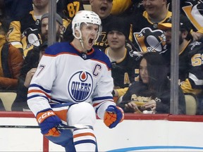 23 février 2023 ;  Pittsburgh, Pennsylvanie, États-Unis ;  Le centre des Oilers d'Edmonton Connor McDavid réagit après avoir marqué un but contre les Penguins de Pittsburgh lors de la première période au PPG Paints Arena.