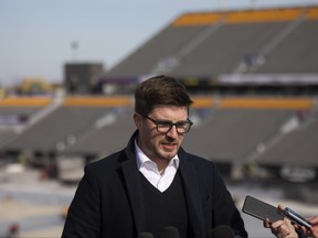 Le directeur général des Maple Leafs de Toronto, Kyle Dubas, s'adresse aux médias au Tim Hortons Field avant le match de hockey en plein air de la Classique du patrimoine de la LNH à Hamilton, en Ontario, le vendredi 4 mars 2022.