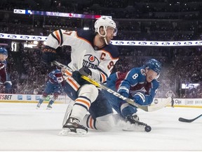 Le centre des Oilers d'Edmonton Connor McDavid et le défenseur de l'Avalanche du Colorado Cale Makar s'emmêlent au cours de la première période du match 2 des séries éliminatoires de la Coupe Stanley de la LNH, le jeudi 2 juin 2022, à Denver.