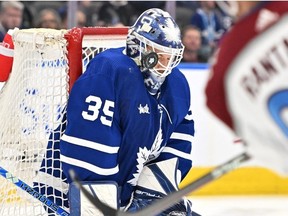 15 mars 2023 ;  Toronto, Ontario, CAN ;  Le gardien des Maple Leafs de Toronto Ilya Samsonov (35 ans) arrête un tir de l'attaquant de l'Avalanche du Colorado Mikko Rantanen (96 ans) en deuxième période au Scotiabank Arena.