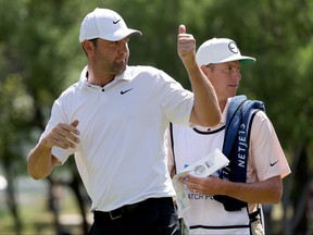 Scottie Scheffler, des États-Unis, fait signe à la foule sur le 18e green lors de la quatrième journée des Championnats du monde de golf - Match Play Dell Technologies au Austin Country Club le 25 mars 2023 à Austin, Texas.