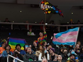 Les amateurs de hockey brandissent des drapeaux de la fierté lors de la soirée de la fierté des Oil Kings d'Edmonton à Rogers Place, à Edmonton, le vendredi 3 février 2023. Photo de David Bloom