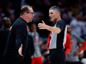 L'entraîneur-chef des Raptors de Toronto, Nick Nurse, fait valoir un appel avec l'arbitre Robert Hussey (85) au quatrième quart contre les Nuggets de Denver.