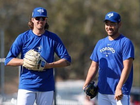 20 février 2023 ;  Dunedin, Floride, États-Unis ;  Le lanceur partant des Blue Jays de Toronto Kevin Gausman et le lanceur partant Yusei Kikuchi participent aux entraînements printaniers au Complexe de développement des joueurs des Blue Jays.