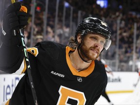 20 février 2023 ;  Boston, Massachusetts, États-Unis ;  L'ailier droit des Bruins de Boston David Pastrnak (88) célèbre après avoir marqué contre les Sénateurs d'Ottawa au cours de la troisième période au TD Garden.