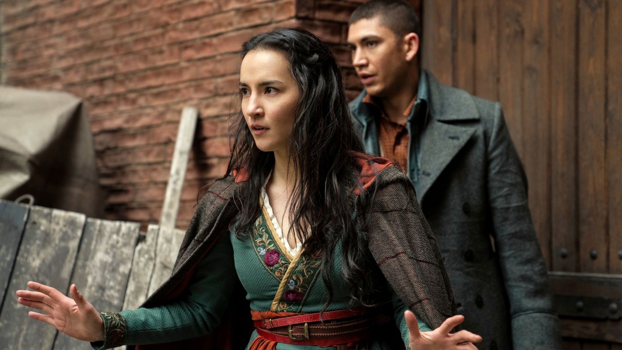 Jessie Mei Lin comme Alina et Archie Renaux comme Mal dans Shadow and Bone saison 2