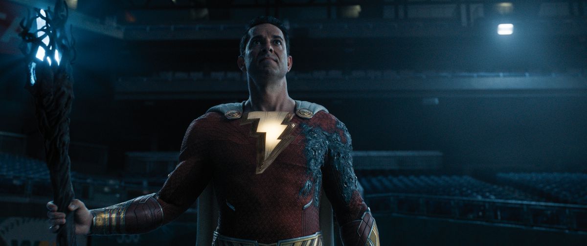 Shazam tient un bâton magique dans le stade des Phillies dans Fury of the Gods