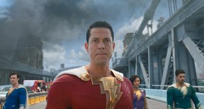 Adam Broday en tant que super héros Freddy, Zachary Levi en tant que Shazam, Meagan Good en tant que super héros Darla et DJ Cotrona en tant que super héros Pedro dans Shazam !  Fureur des Dieux.