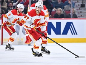 Radim Zohorna des Flames de Calgary patine la rondelle lors de la troisième période contre les Canadiens de Montréal au Centre Bell le 12 décembre 2022 à Montréal, Québec, Canada.