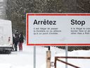 Les demandeurs d'asile montent à bord d'un autobus après avoir traversé le Canada depuis les États-Unis au poste frontière non officiel de Roxham Road à Champlain, New York.  Des dizaines de milliers de migrants sont entrés illégalement au Canada chaque année pour faire une demande d'asile au cours des dernières années.