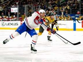 Le défenseur des Canadiens de Montréal Mike Matheson tire la rondelle contre le centre des Golden Knights de Vegas Paul Cotter lors de la troisième période le 5 mars 2023 à Las Vegas.