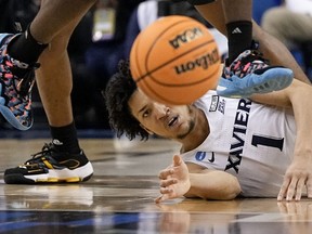 Le garde Xavier Desmond Claude regarde une balle lâche pendant la seconde moitié d'un match de basket-ball universitaire de premier tour Kennesaw State dans le tournoi NCAA le vendredi 17 mars 2023, à Greensboro, Caroline du Nord