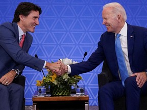 Le président américain Joe Biden, à droite, serre la main du premier ministre canadien Justin Trudeau lors d'une réunion bilatérale au Sommet des dirigeants nord-américains à Mexico en janvier.