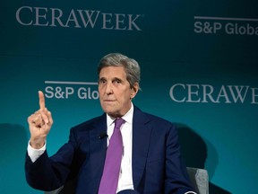 L'envoyé américain pour le climat John Kerry prend la parole lors de la conférence internationale sur l'énergie CERAWeek à Houston, au Texas.