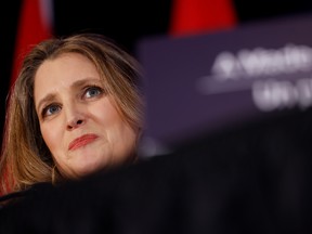 La ministre des Finances Chrystia Freeland lors d'une conférence de presse avant de présenter le budget fédéral à Ottawa.