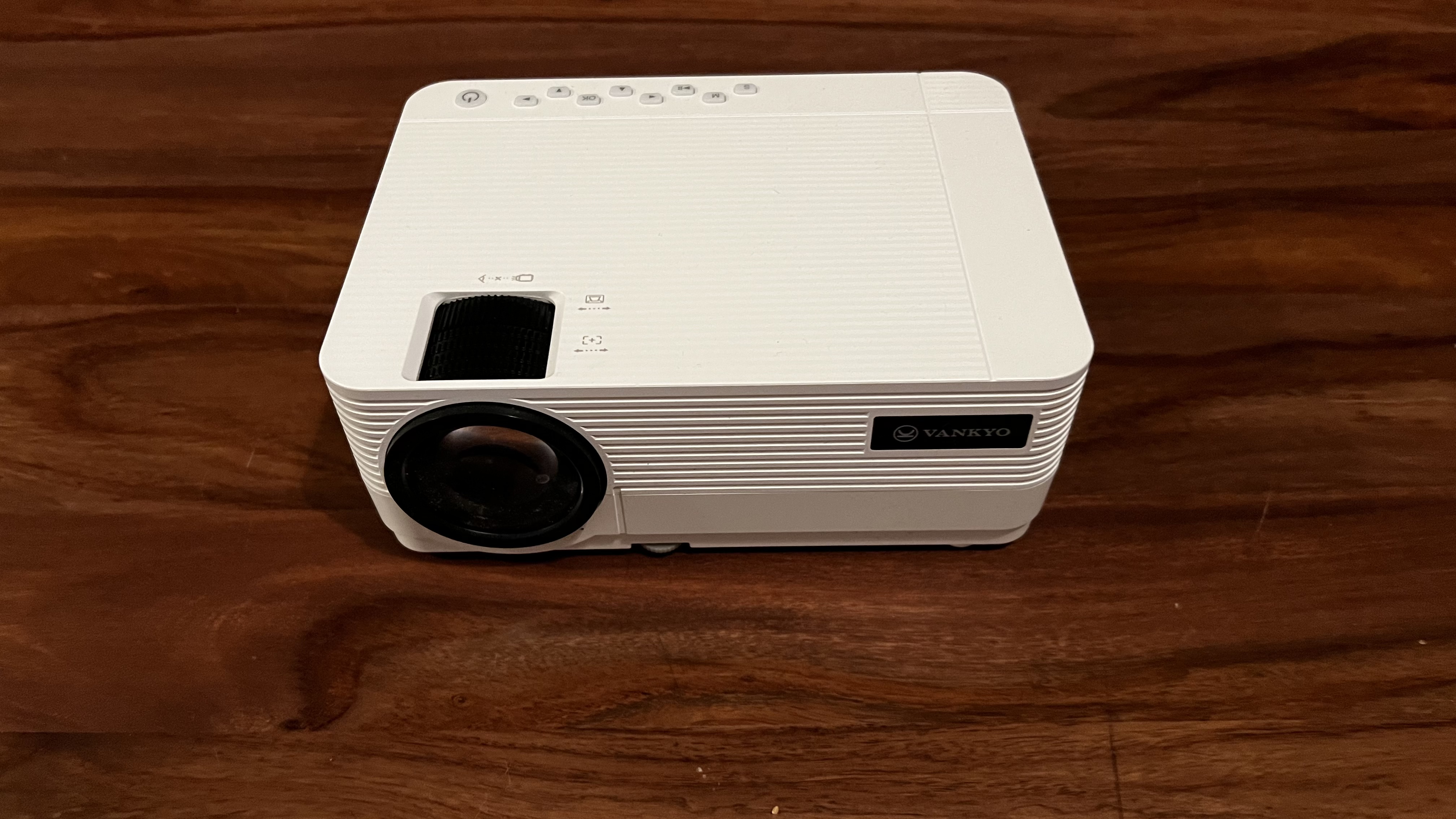 Projecteur Vankyo Leisure 470 Pro blanc sur une table