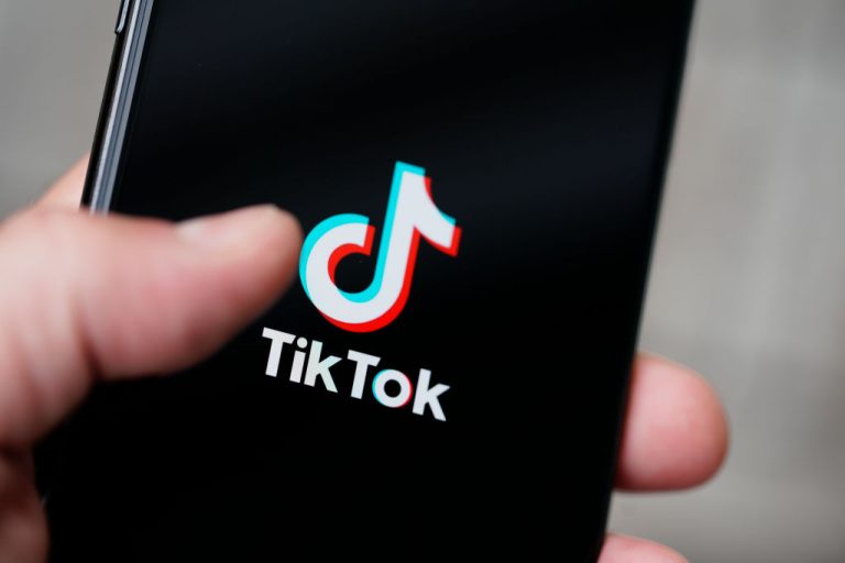 TikTok commence à bloquer les liens vers les pages de l’App Store à partir du bios des créateurs