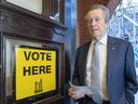 John Tory arrive pour voter aux élections municipales de Toronto le 24 octobre 2022. Le troisième mandat de Tory en tant que maire de Toronto a pris fin soudainement la semaine dernière lorsqu'il a confirmé qu'il avait eu une liaison avec un membre du personnel et qu'il démissionnerait.