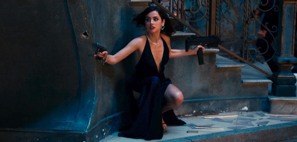 Ana de Armas tire deux mitrailleuses en robe de bal dans Pas le temps de mourir