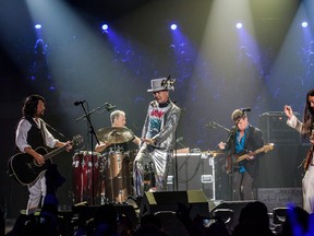 The Tragically Hip se produit à Kingston, en Ontario.  le 20 août 2016.