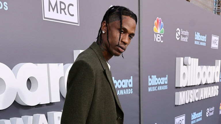 Travis Scott aurait causé 12 000 $ de dommages lors d'une altercation dans une boîte de nuit
	
	
