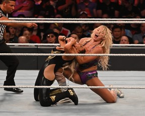 Charlotte Flair applique une suspension de soumission à Trish Stratus, originaire de Toronto, lors de leur match à SummerSlam à Toronto le dimanche 11 août 2019. Flair a battu Stratus par soumission dans ce que Stratus a appelé son dernier match de lutte. (Photo de Joseph Hrycych/For SLAM! Lutte)