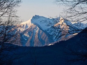 Sommets de la chaîne de montagnes Purcell pris de l'autoroute 93, à environ 55 km à l'ouest d'Invermere, en Colombie-Britannique.