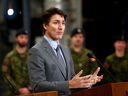 Le premier ministre Justin Trudeau assiste à une conférence de presse conjointe avec la présidente de la Commission européenne, Ursula von der Leyen, à la BFC Kingston, en Ontario, le 7 mars 2023.