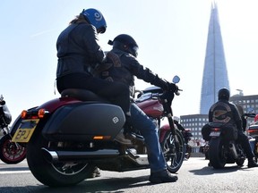 Des membres du club de motards Hells Angels font du vélo sur le pont de Londres le 26 mars 2022. (Photo de JUSTIN TALLIS/AFP via Getty Images)