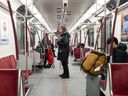 Des passagers prennent le métro à Toronto le vendredi 27 janvier 2023.