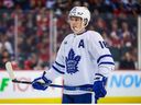 2 mars 2023 ;  Calgary, Alberta, CAN ;  L'ailier droit des Maple Leafs de Toronto Mitchell Marner pendant la première période contre les Flames de Calgary au Scotiabank Saddledome. 