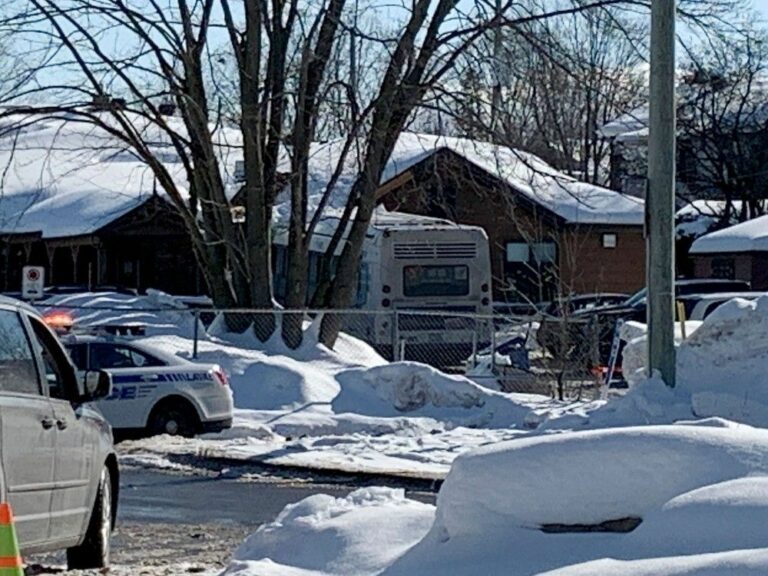 Un chauffeur d’autobus accusé de meurtre après un accident dans une garderie du Québec jugé apte à subir un procès