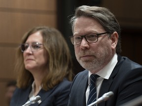 Le directeur général des élections d'Élections Canada Stéphane Perrault et la commissaire aux élections fédérales Caroline Simard attendent de comparaître au Comité de la procédure et des affaires de la Chambre sur la colline du Parlement, à Ottawa, le jeudi 2 mars 2023.