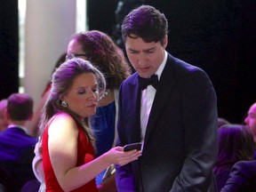 Le premier ministre Justin Trudeau s'entretient avec sa chef de cabinet Katie Telford lors du dîner de la Galerie nationale de la presse à Gatineau, au Québec, le samedi 3 juin 2017.