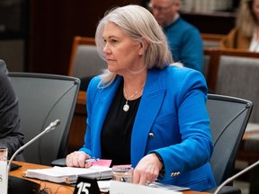 Jody Thomas, conseillère à la sécurité nationale et au renseignement, attend de comparaître comme témoin devant le Comité permanent de la procédure et des affaires de la Chambre (PROC) concernant l'ingérence électorale étrangère sur la Colline du Parlement à Ottawa, le mercredi 1er mars 2023.