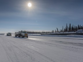 Un camion se déplace sur la section de la route de glace du fleuve Mackenzie de l'autoroute Dempster près d'Inuvik, Canada