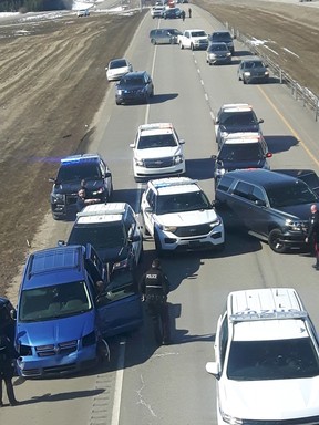 Une poursuite à grande vitesse par le service de police d'Edmonton s'est terminée sur l'autoroute 16 et la route Range 222 dans le comté de Strathcona le lundi 27 mars 2023.