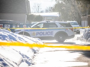 La police d'Ottawa surveillait les lieux où plus tôt dans la journée, l'Unité des enquêtes spéciales de la province enquêtait sur une fusillade impliquant des coups de feu entre des policiers d'Ottawa et un civil, le dimanche 5 mars 2023.