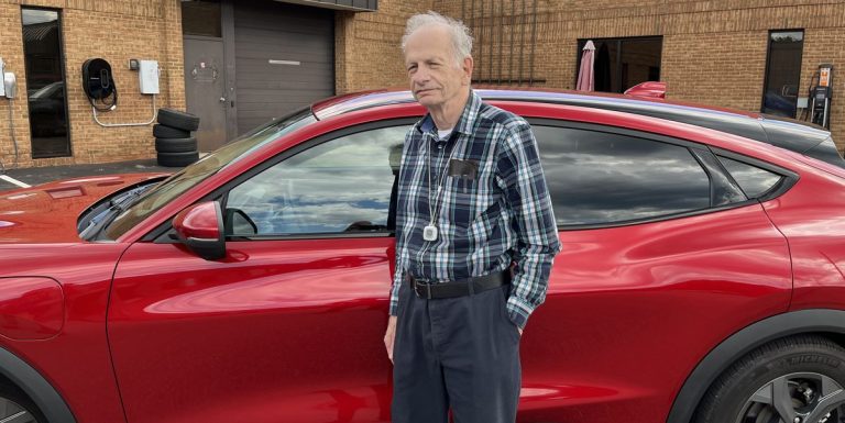 Un homme de 89 ans monte dans le Mach-E de Ford après des décennies d’EV Fandom