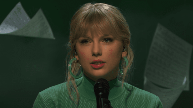 Taylor Swift singing Lover on Saturday Night Live in 2019