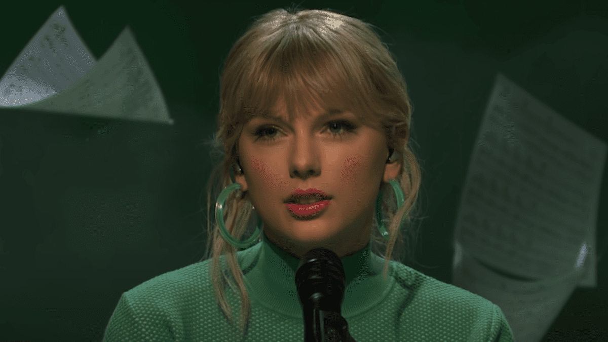 Taylor Swift singing Lover on Saturday Night Live in 2019