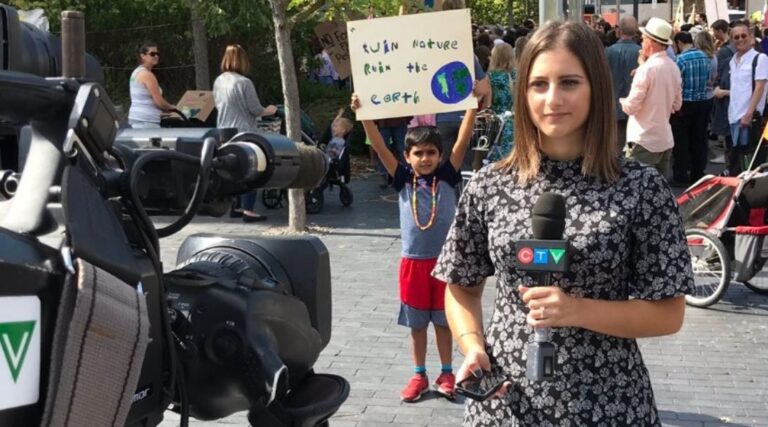 Un journaliste de CTV a été heurté par un véhicule alors qu’il couvrait un accident à Guelph, en Ontario.