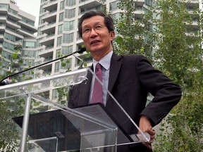 Michael Chan, ancien ministre du cabinet libéral de l'Ontario et actuel maire adjoint de Markham, en Ontario, en 2013. Le SCRS s'inquiète depuis longtemps des relations de Chan avec le gouvernement chinois, mais il nie fermement tout comportement inapproprié.