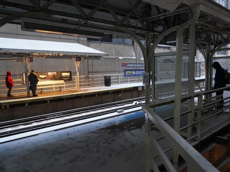 Une femme mortellement poignardée sur le quai d’un train de Chicago nommée agresseur avant de mourir