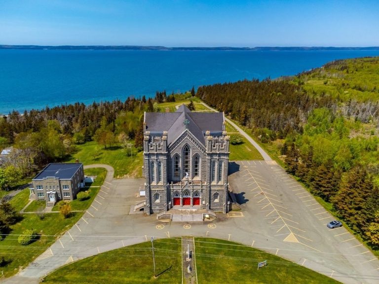 Une immense église catholique romaine désacralisée dans la communauté acadienne de la N.-É. est maintenant à vendre